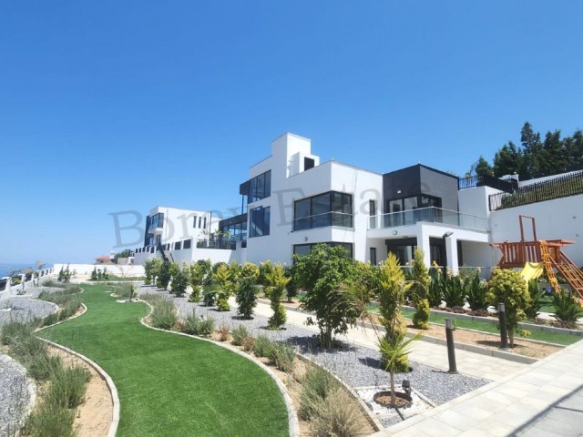 Triplex-Luxusvilla mit 4+2 Pool auf 2 Dekaden Land in der Gegend von Girne Arapköy