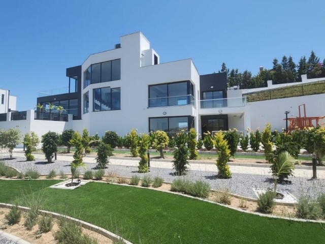 Triplex-Luxusvilla mit 4+2 Pool auf 2 Dekaden Land in der Gegend von Girne Arapköy