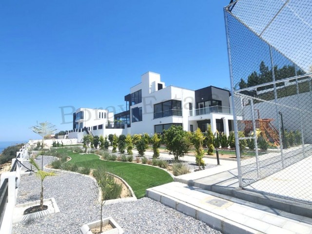 Girne Arapköy Bölgesinde 2 Dönüm Arazi İçerisinde, 4+2 Havuzlu Triplex Lüks Villa  