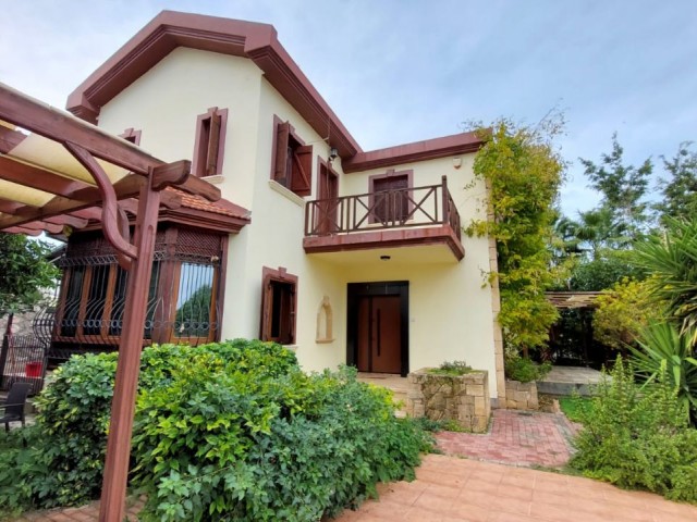 Villa mit 3 Schlafzimmern zum Verkauf in Girne Bellapais mit eigenem Pool und Garten