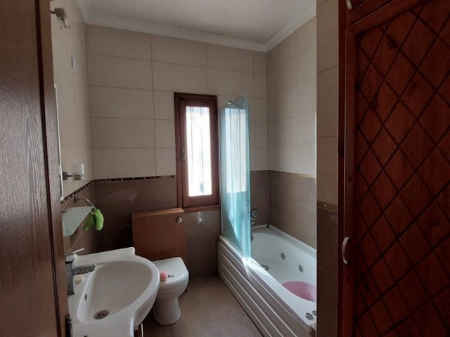 Villa mit 3 Schlafzimmern zum Verkauf in Girne Bellapais mit eigenem Pool und Garten