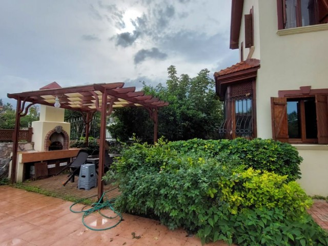 Villa mit 3 Schlafzimmern zum Verkauf in Girne Bellapais mit eigenem Pool und Garten