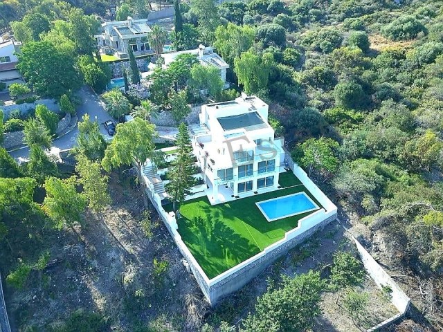 Girne Merkezin En Prestijli Bölgesinde, Muhteşem Dağ ve Deniz Manzarasıyla Tripleks Havuzlu Lüks Villa!