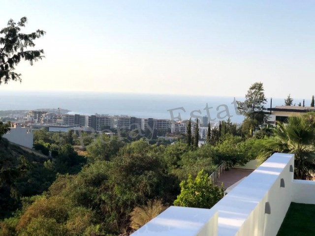 Luxusvilla mit Triplex-Pool in der prestigeträchtigsten Gegend von Kyrenia Center, mit herrlichem Berg- und Meerblick!