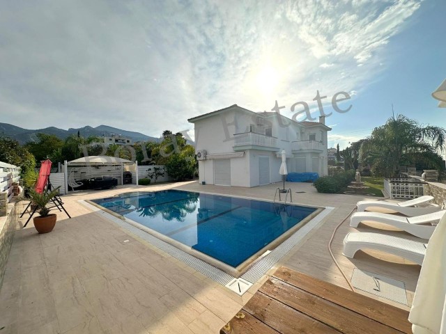 Poolvilla mit 3 Schlafzimmern, Berg- und freiem Meerblick in Çatalköy