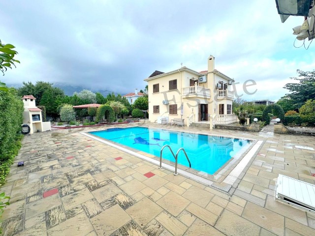  3+1 villa with pool on approximately 1 decare of land, within walking distance to the sea