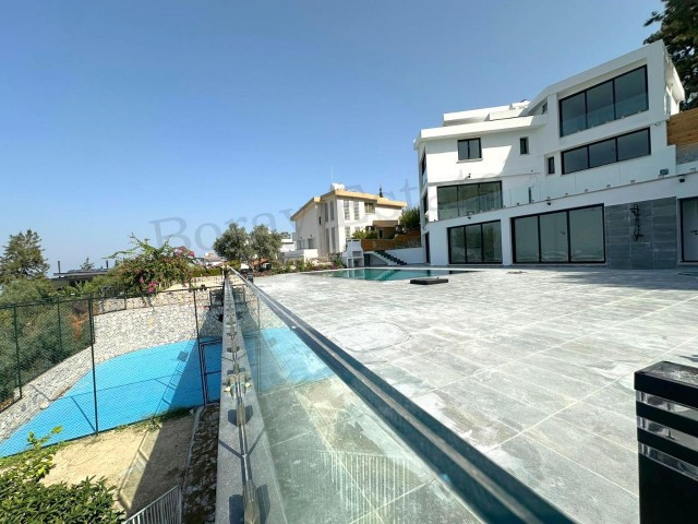 Girne'nin En Nezih Konumunda 4 Yatak Odalı Tripleks Villa