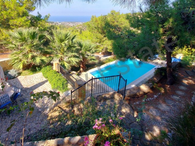 🏘🏠3+1 detached villa with sea and mountain views for sale in Kyrenia Alsancak on a 1100 m² land at an affordable price.