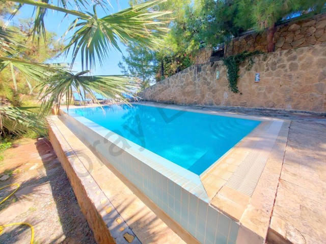 +1 villa with sea and mountain views for sale on a 1100 m² land in Kyrenia Alsancak - Malatya region 