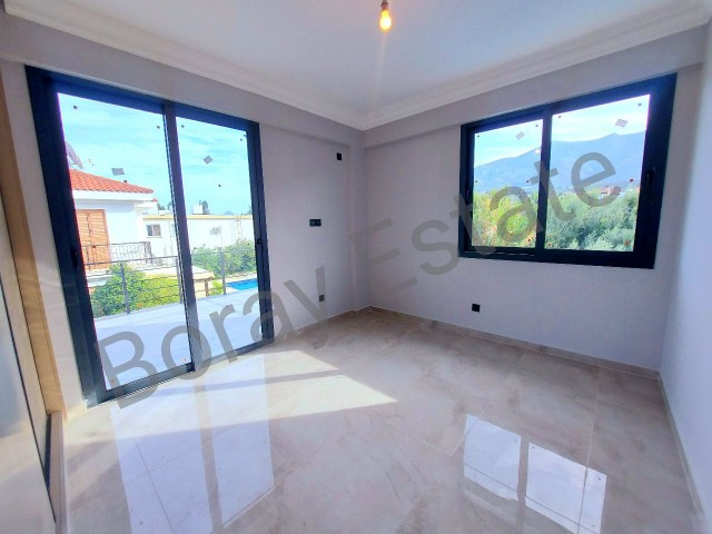 Luxuriöse freistehende 4+1-Villa zum Verkauf in der Nähe des Kreises Kyrenia Bellapais und aller Annehmlichkeiten. Entspricht 3 Minuten zum Stadtzentrum von Koçan, geschlossene Fläche 380 m², 3 Badezimmer, 2 große Balkone, privater Pool