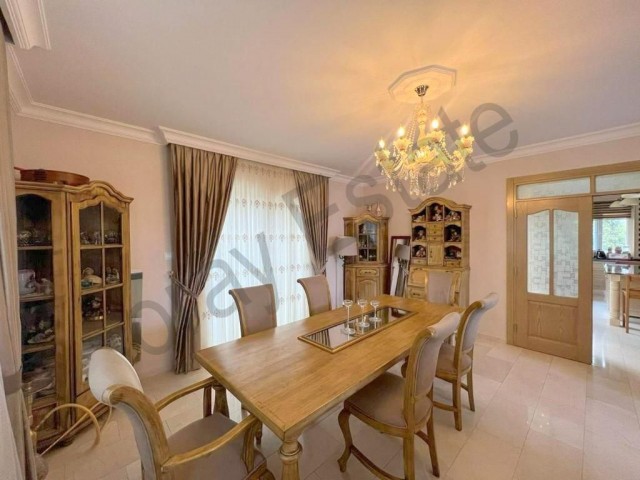 Girne Edremit Bölgesinde Satılık 4+1 Villa