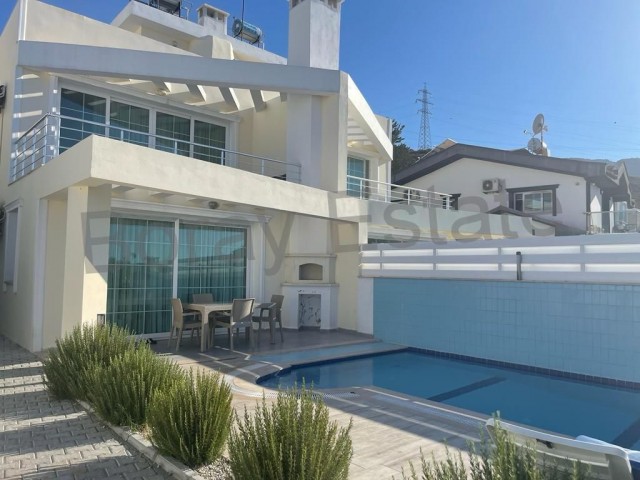 Girne Alsancak Bölgesinde Satılık 3+1 İkiz Villa 