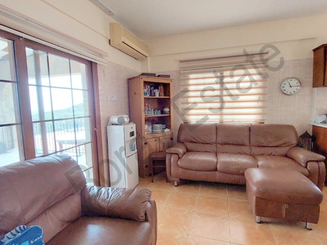 Detached house on 1 decare, 1 evlek, 1475 square meters of land (1810 m2) in Kyrenia Cıklos region