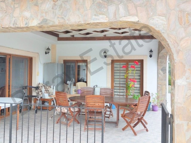 Detached house on 1 decare, 1 evlek, 1475 square meters of land (1810 m2) in Kyrenia Cıklos region