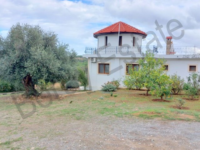 Girne Cıklos bölgesinde 1 dönüm 1 evlek 1475 ay2 arazi içinde (1810 m2) müstakil ev