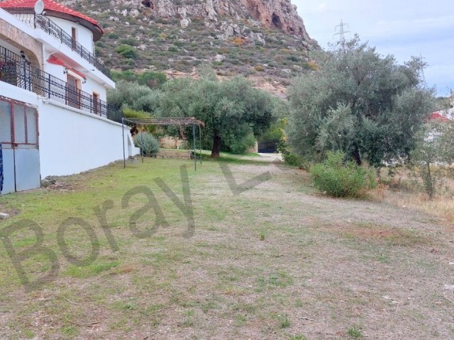 Girne Cıklos bölgesinde 1 dönüm 1 evlek 1475 ay2 arazi içinde (1810 m2) müstakil ev