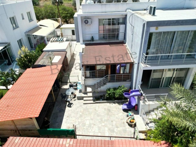 Erdgeschoss, 2+1 geräumige Wohnung mit Garten zum Verkauf im Landungsstrand von Alsancak