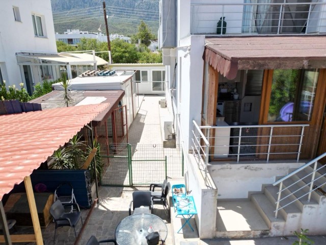 Erdgeschoss, 2+1 geräumige Wohnung mit Garten zum Verkauf im Landungsstrand von Alsancak