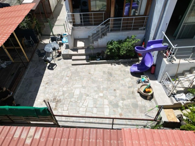 Erdgeschoss, 2+1 geräumige Wohnung mit Garten zum Verkauf im Landungsstrand von Alsancak