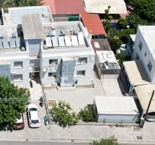 Erdgeschoss, 2+1 geräumige Wohnung mit Garten zum Verkauf im Landungsstrand von Alsancak