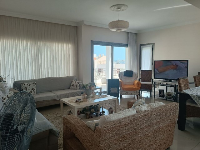 Geräumiges Apartment mit 3 Schlafzimmern in Meeresnähe im Zentrum von Kyrenia