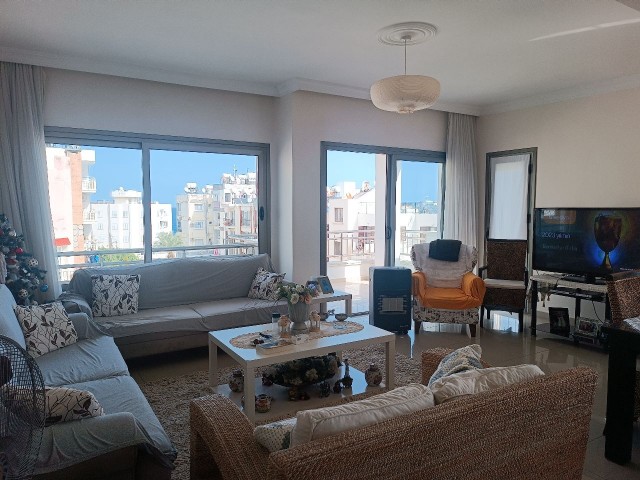 Geräumiges Apartment mit 3 Schlafzimmern in Meeresnähe im Zentrum von Kyrenia