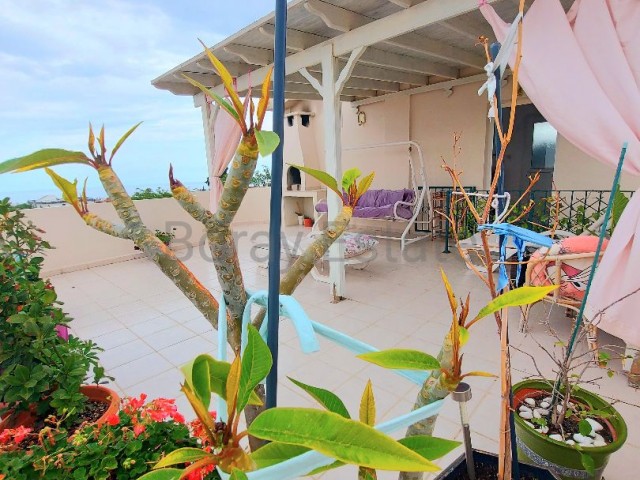 Luxuriöse, voll möblierte 3+1-Wohnung mit Terrasse zum Verkauf auf einem Grundstück mit Pool in der Region Çatalköy in Kyrenia.