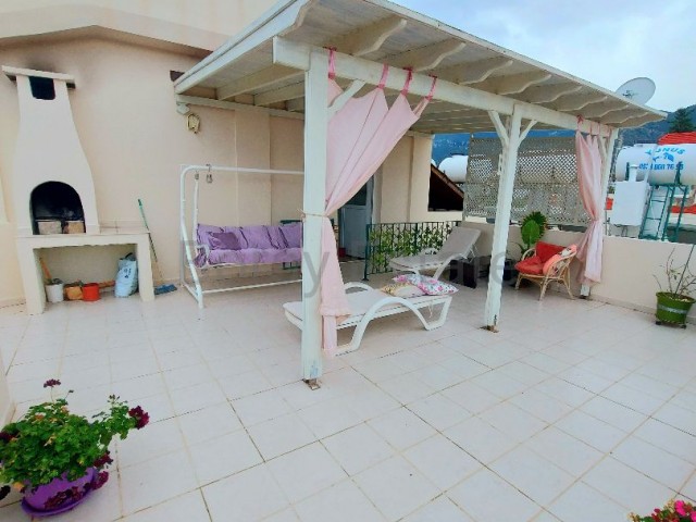 Luxuriöse, voll möblierte 3+1-Wohnung mit Terrasse zum Verkauf auf einem Grundstück mit Pool in der Region Çatalköy in Kyrenia.