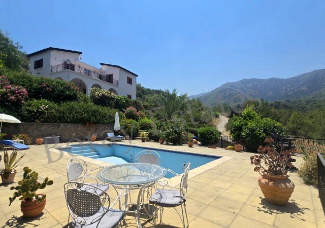 3+1 Villa mit Pool auf 750 m² großem Grundstück mit herrlichem Meer- und Bergblick in Alsancak Kyrenia