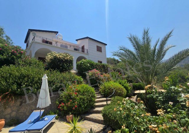 3+1 Villa mit Pool auf 750 m² großem Grundstück mit herrlichem Meer- und Bergblick in Alsancak Kyrenia