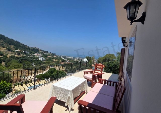 3+1 Villa with Pool on 750m2 Land with Magnificent Sea and Mountain View in Alsancak