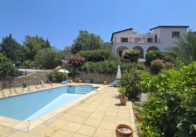 3+1 Villa with Pool on 750m2 Land with Magnificent Sea and Mountain View in Alsancak