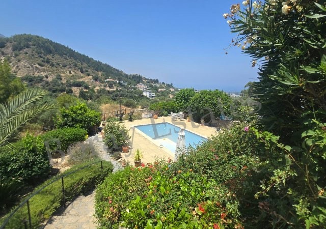 3+1 Villa with Pool on 750m2 Land with Magnificent Sea and Mountain View in Alsancak