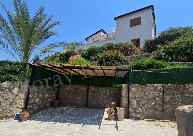 3+1 Villa with Pool on 750m2 Land with Magnificent Sea and Mountain View in Alsancak