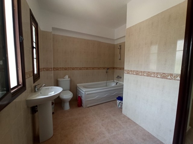 5 Schlafzimmer Villa zum Verkauf in Kyrenia Edremit ** 