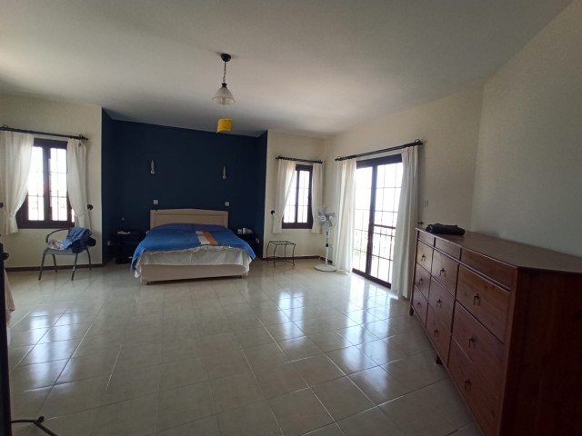 5 Schlafzimmer Villa zum Verkauf in Kyrenia Edremit ** 