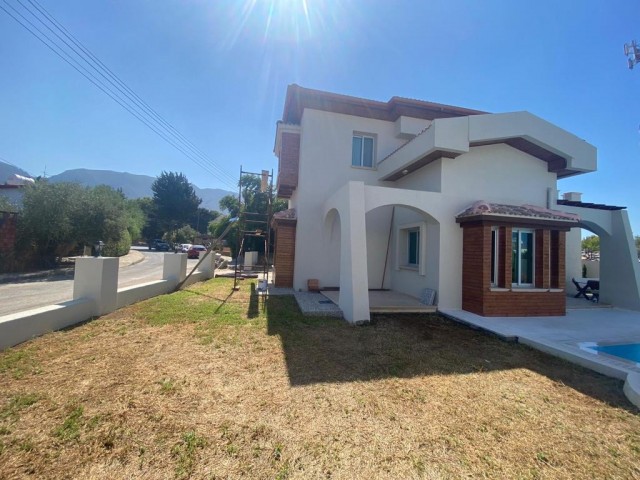 Villa zum Verkauf in Kyrenia Karaoglanoglu ** 