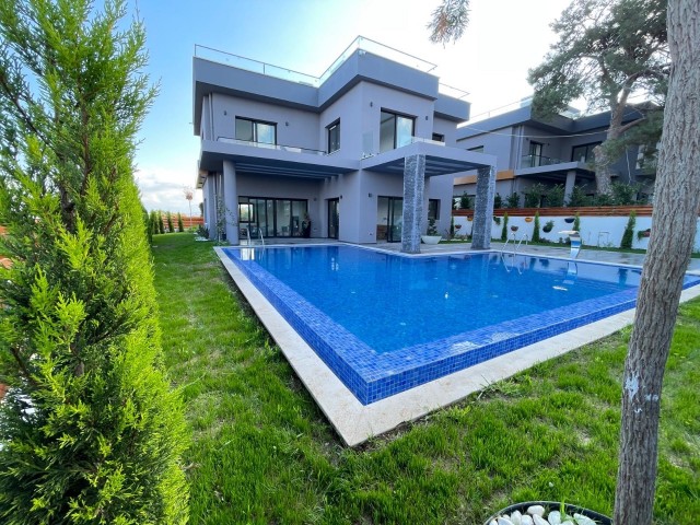 Girne Merkez'de Satılık 5+2 Villa