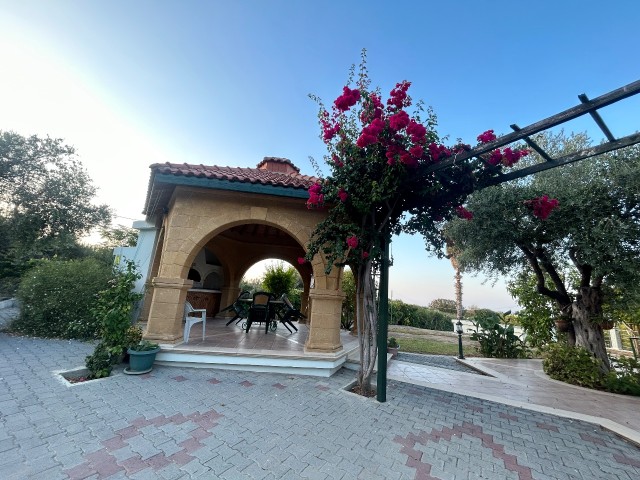 Villa zum Verkauf auf einem 5,5 Dekar großen Grundstück in Edremit, Kyrenia