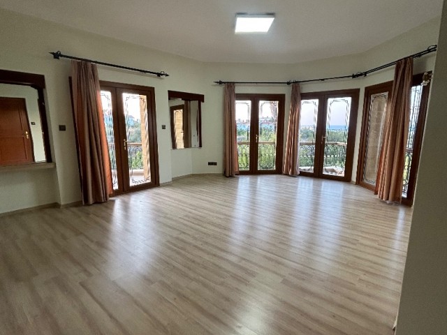 Girne Edremit'te 6,5 Dönüm Arsa İçerisinde Satılık Villa