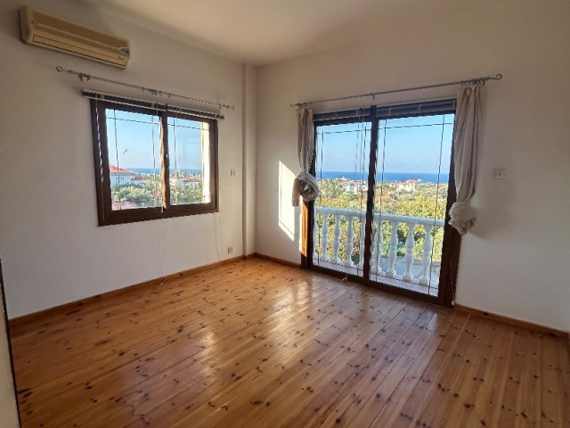 Girne Alsancak'ta Satılık 4+1 Villa