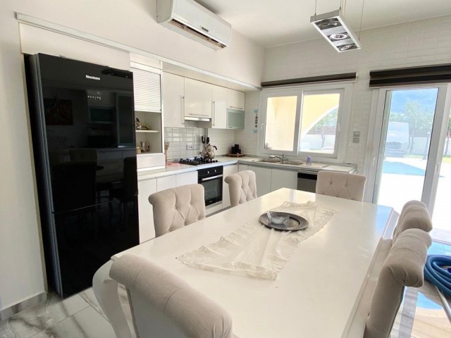 Girne Alsancak'ta Satılık 3+1 Villa