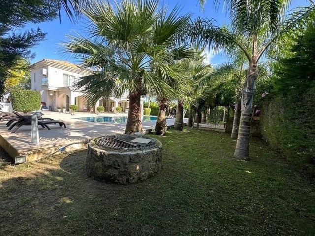 Girne Alsancak'ta Satılık 4+1 Villa