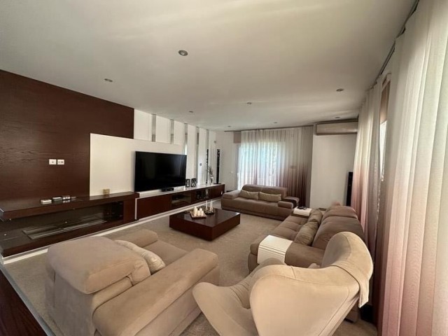 Girne Alsancak'ta Satılık 4+1 Villa