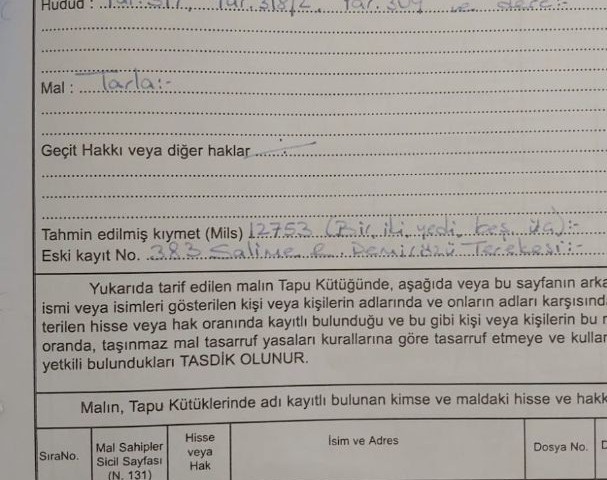 EIN EINZIGARTIGES 11-DEKAR-FELD MIT GEWERBLICHER GENEHMIGUNG IN GIRNE DİKMEN, AN DER HAUPTSTRAßE LIEGEND, 15 MINUTEN VON KYRENIA UND NIKOSIA ENTFERNT, EINE GELEGENHEIT, DIE SIE SICH NICHT entgehen lassen sollten.