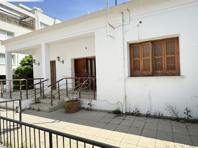493 m2 Grundstück zum Verkauf im Zentrum von Kyrenia, mit Wohn- und Gewerbegenehmigung, 5-Etagen-Genehmigung!