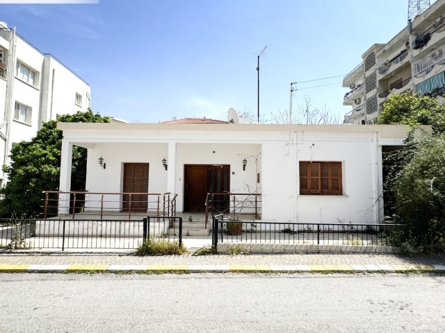493 m2 Grundstück zum Verkauf im Zentrum von Kyrenia, mit Wohn- und Gewerbegenehmigung, 5-Etagen-Genehmigung!