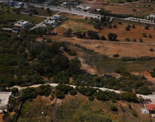 "Denize Sıfır Konumda, Ticari ve Konut İzinli, Yola Sahip 2 Dönüm 1 Evlek Mükemmel Lokasyonlu ister villalık isterde yatırımlık satılık  Arazi!"