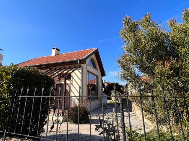 Villa mit Garten zum Preis einer Wohnung in Karsiyaka!!