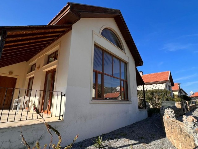 Villa mit Garten zum Preis einer Wohnung in Karsiyaka!!